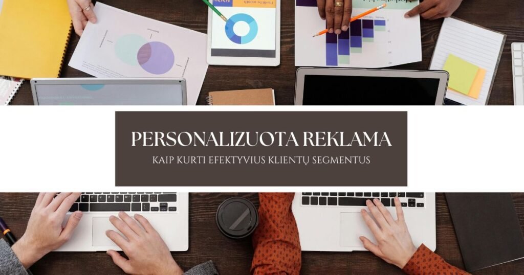 Žmonės, dirbantys su nešiojamaisiais kompiuteriais ir analizuojantys diagramas, atstovaujančias suasmenintos reklamos koncepcijai. Centriniame tekste rašoma „PERSONALIZUOTA REKLAMA: KAIP KURTI EFEKTYVIUS KLIENTŲ SEGMENTUS“.