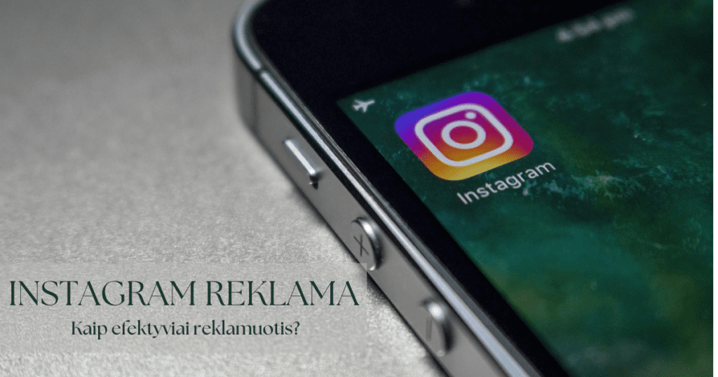 Išmanusis telefonas su atidaryta Instagram programėlės ikona ekrane.