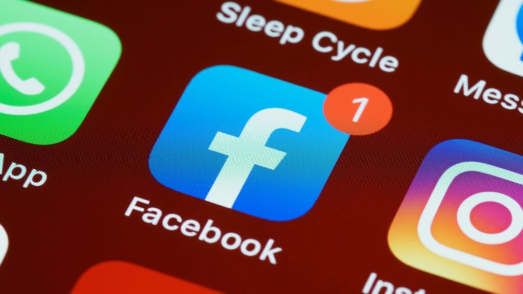 Facebook aplikacijos piktograma su pranešimu apie naują įvykį.